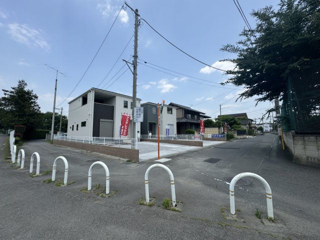 新築　前橋市荒牧町第2　Livele Garden.S　1号棟の前面道路含む現地写真|西側接道幅員約6ｍ　南側接道幅員約6.2ｍ	