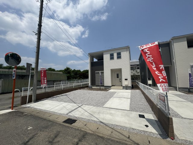 新築　前橋市荒牧町第2　Livele Garden.S　1号棟の駐車場|現地写真　 駐車スペース広々！建物南側に並列で３台置けます♪					
