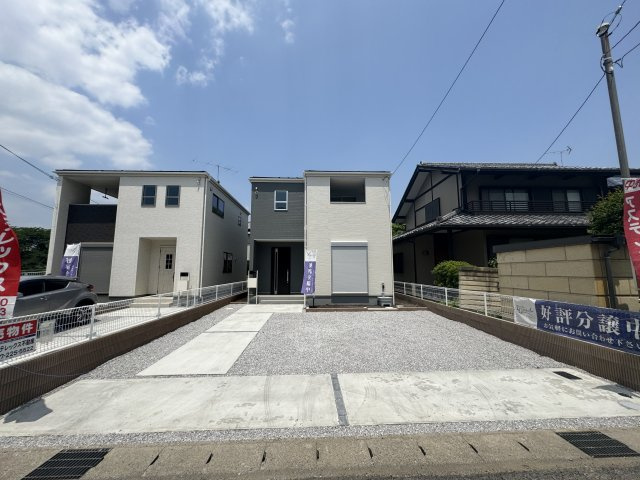 新築　前橋市荒牧町第2　Livele Garden.S　2号棟の駐車場|現地写真　 駐車スペース広々！建物南側に並列で３台置けます♪					
