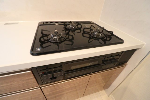 GRAND SOLEILのキッチン|グリル付き三口ガスコンロ