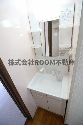 第8年見マンションの独立洗面台|独立洗面台、小物を置くことができて便利です