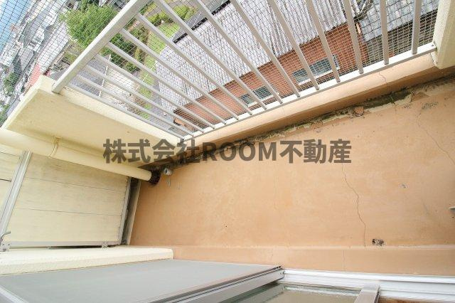 第7年見マンションのバルコニー|暖かな日差しのふりそそぐバルコニー