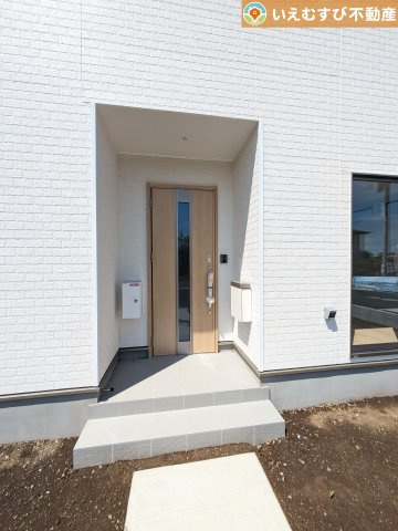 Cradle garden　寄居町用土第3のエントランス|落ち着いた色づかいのエントランス
駐車場からアクセスの良いエントランス。雨の日や荷物が多くても安心の動線♪