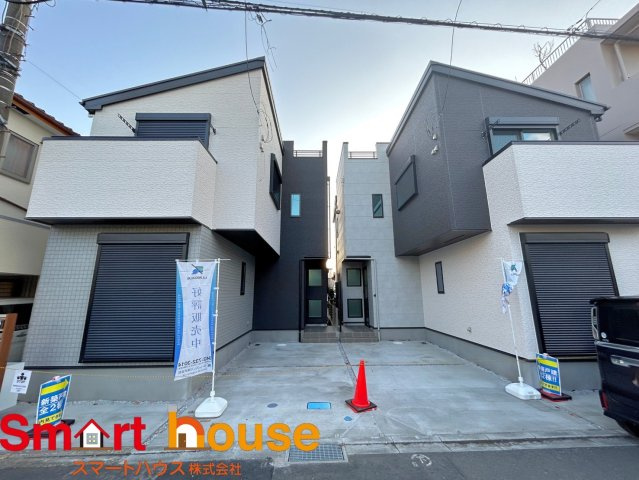 相模原市南区大野台　新築2棟の外観|外壁が周囲の街並みと青空に生えるお洒落な仕上がり！周囲には高い建物のないエリア。青い空が大きく感じますね。