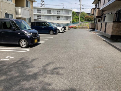 【駐車場】 | コンフォートヴィラ | 車をお持ちの方に嬉しい駐車場付きの物件です