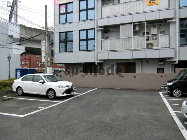 メゾンエルアンドジョイの駐車場