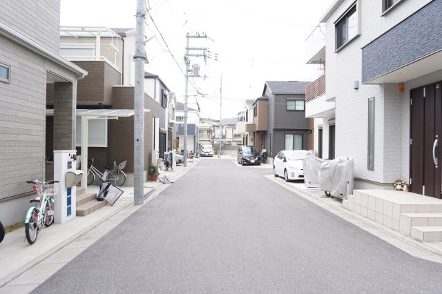 中古戸建　四條畷市岡山5丁目（令和2年築）の前面道路含む現地写真