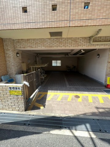 ルーエハイム千里丘の駐車場