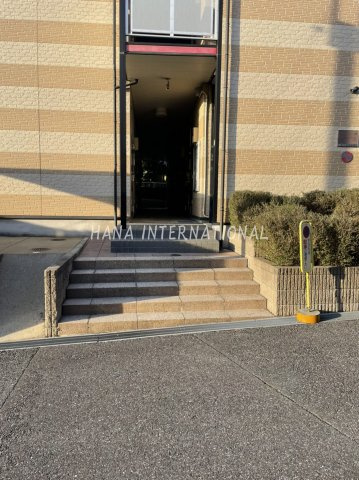 レオパレスカームヒルズのエントランス