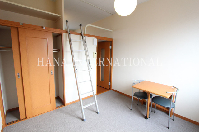 レオパレスカームヒルズの居間・リビング