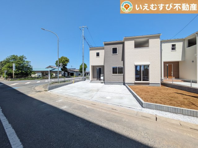Livele Garden.S　上里町七本木第5の駐車場|並列3台駐車可能なゆとりのカースペース
複数台車をお持ちでも、お友達が遊びに来てもゆとりの駐車スペース！