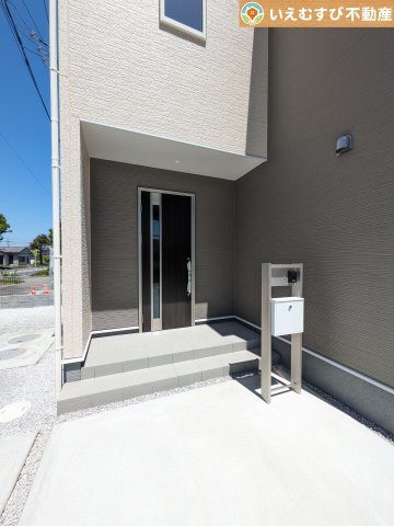 Livele Garden.S　上里町七本木第5のエントランス|落ち着いた色づかいのエントランス
駐車場からアクセスの良いエントランス。雨の日や荷物が多くても安心の動線♪