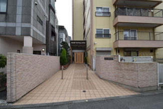 【エントランス】 | お客様を、そして住人を出迎えてくれるマンションのエントランス。ゴミが落ちていないことからも、管理状態の良さや住民の節度の高さが見て取れます。～即日のご見学可能～　お問合せはお気軽にどうぞ。
