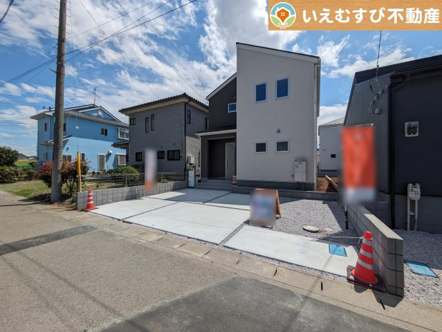 Livele Garden.S　本庄万年寺の駐車場|並列3台駐車可能なゆとりのカースペース
複数台車をお持ちでも、お友達が遊びに来てもゆとりの駐車スペース！