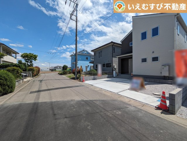 Livele Garden.S　本庄万年寺の前面道路含む現地写真|安心の広々6ｍ前面道路
6ｍの前面道路はお車の駐車が楽々！すれ違える広さが確保されています♪