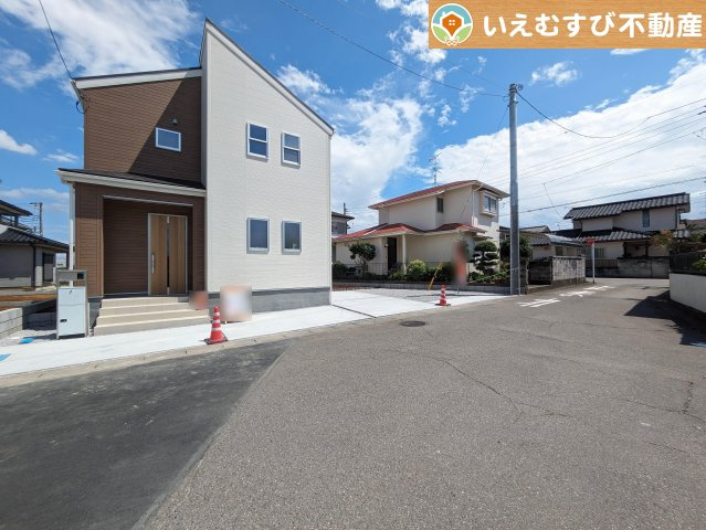 Livele Garden.S　本庄万年寺の前面道路含む現地写真|安心の広々6ｍ前面道路
6ｍの前面道路はお車の駐車が楽々！すれ違える広さが確保されています♪