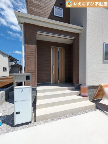 Livele Garden.S　本庄万年寺のエントランス|落ち着いた色づかいのエントランス
駐車場からアクセスの良いエントランス。雨の日や荷物が多くても安心の動線♪