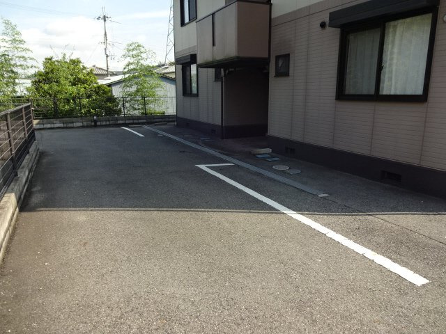 サンアクティーＢの駐車場