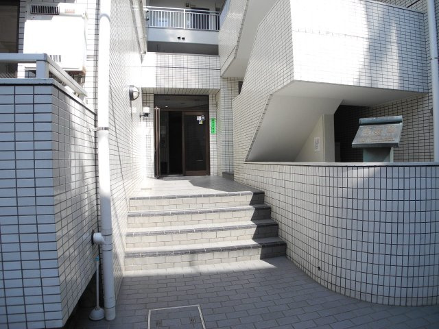 朝日プラザ北新宿のエントランス