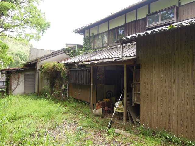 伏越1売家の庭