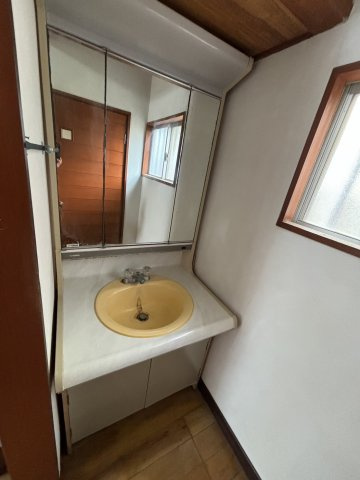 館山市八幡　中古戸建の独立洗面台