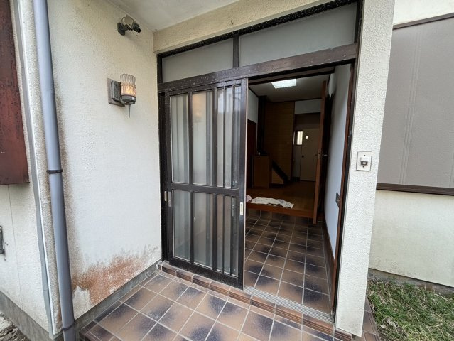 館山市八幡　中古戸建の玄関