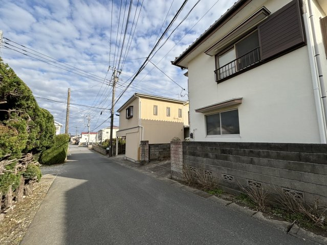 館山市八幡　中古戸建の前面道路含む現地写真