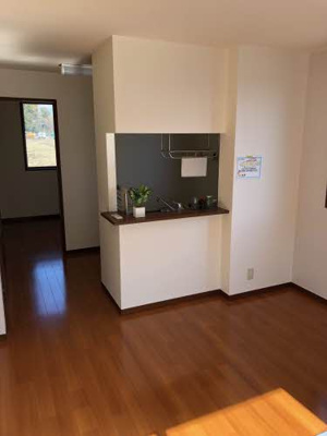 【居間・リビング】 | シャーメゾン西平原A棟 | こちらの居間で趣味の時間をお楽しみください