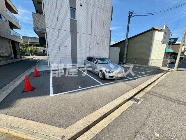 プログレッソ八田の駐車場