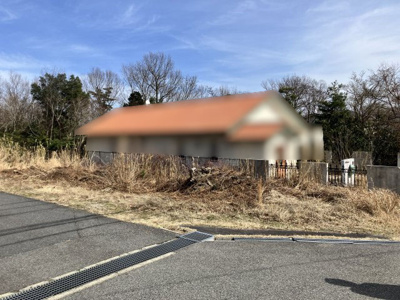 【外観】 | 大津市北比良986-10　売土地 | 土地外観、奥の建物はお隣さんです。(取引対象外)