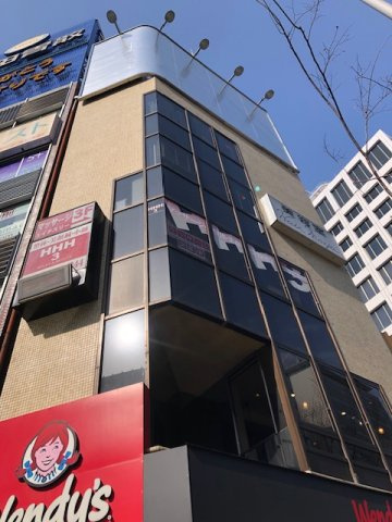 鈴越ビルの外観