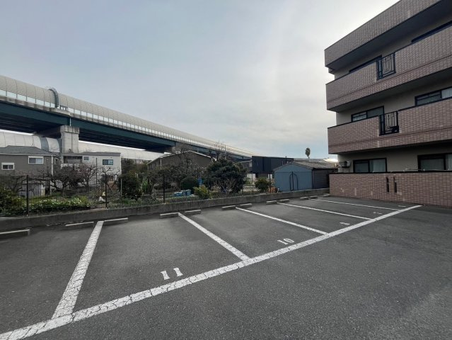 ネストクレールの駐車場