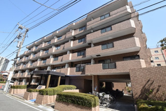【外観】 | 手入れの行き届いた外壁やエントランスなど、「見ればわかる」レベルで清潔感を保ったマンションです。築年数を感じさせない姿で皆様をお出迎えします。～即日のご見学可能～　お問合せはお気軽にどうぞ。