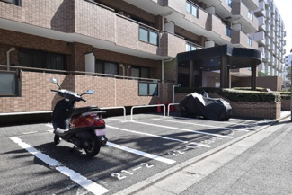 【駐車場】 | バイク置き場。空き区画の有無や駐輪料金、サイズおよび排気量規定などについては、改めてお問い合わせください。～即日のご見学可能～　お問合せはお気軽にどうぞ。