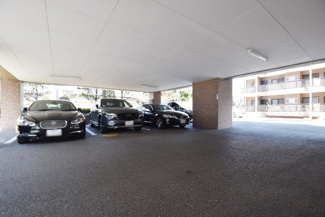 【駐車場】 | マンションの駐車場スペース。空きの有無や駐車料金、サイズ規定などについては、改めてお問い合わせください。～即日のご見学可能～　お問合せはお気軽にどうぞ。
