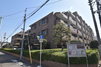 【外観】 | 手入れの行き届いた外壁やエントランスなど、「見ればわかる」レベルで清潔感を保ったマンションです。築年数を感じさせない姿で皆様をお出迎えします。～即日のご見学可能～　お問合せはお気軽にどうぞ。