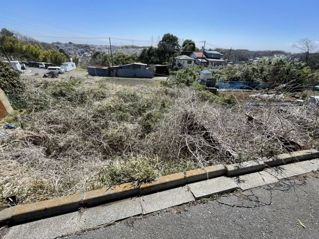 【外観】 | 土地の形が極端に長細かったり、狭小地、あるいは道路との高低差がある傾斜地だった場合、後々売ろうとしても買い手がつかない場合もあります。後々、売却することになった時に価値の下がらない土地を選びましょう。