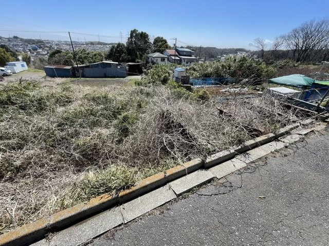 【外観】 | 土地を買う際、住む地域の自治体や福祉の補助制度にも注目してみましょう。子供や老人の医療補助やゴミ出しのルールなど、自治体によってルールに大きな違いがあるため、暮らしやすい土地で判断するとよいでしょう。