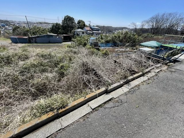 【外観】 | 土地の前の道路に消火栓が設置されていることがあります。この場合、道路交通法第45条第1項により、駐車禁止の場所が指定されています。そのため、車庫などの駐車スペースをつくることができない場合があります。