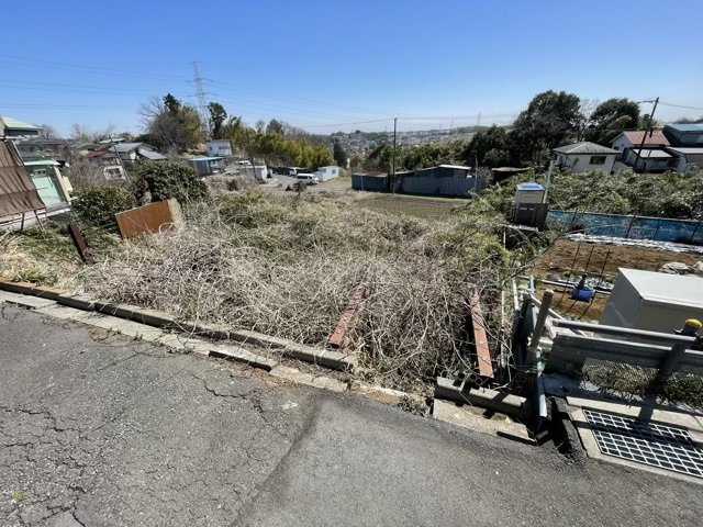 【外観】 | 現地に行くなら、物件の周囲の地形がどうなっているかを見ることも大切です。周辺より低くなっている土地では、大雨などで水が集まりやすいため、地盤が弱くなっているということも考えられるため、注意が必要です。