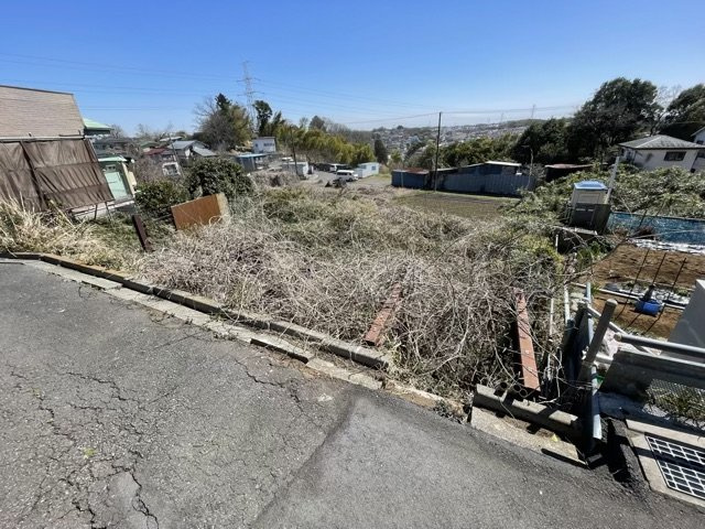 【外観】 | 隣家の土地はどうなっているのか、生活利便施設が近くにあるのか、学校まで近いかなど、お客様のライフスタイルにあわせたイメージが重要です。また、近くにあると困る施設が近くにないかも確認するといいでしょう。