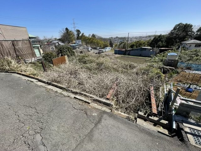 【外観】 | 土地購入を検討されている場合、境界杭がない状態で購入してしまうと境界確定測量をする必要があり、費用がかかります。購入の前に、売主、隣土地所有者立ち合いのもと境界を確定し境界杭を設置するのがベストです。