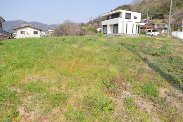 【外観】 | 土地を買う際、住む地域の自治体や福祉の補助制度にも注目してみましょう。子供や老人の医療補助やゴミ出しのルールなど、自治体によってルールに大きな違いがあるため、暮らしやすい土地で判断するとよいでしょう。
