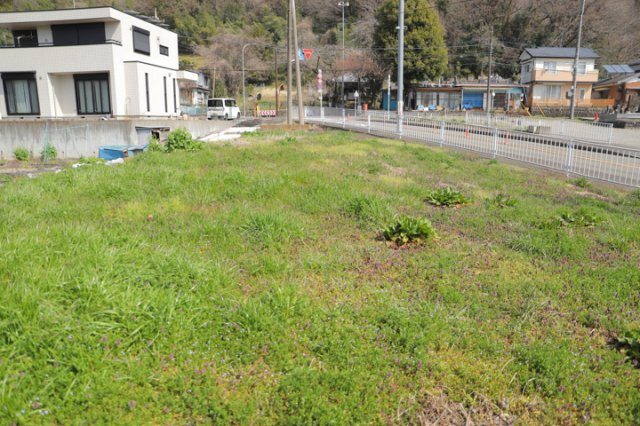 【外観】 | 現地に行くなら、物件の周囲の地形がどうなっているかを見ることも大切です。周辺より低くなっている土地では、大雨などで水が集まりやすいため、地盤が弱くなっているということも考えられるため、注意が必要です。
