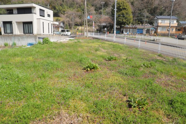 【外観】 | 隣家の土地はどうなっているのか、生活利便施設が近くにあるのか、学校まで近いかなど、お客様のライフスタイルにあわせたイメージが重要です。また、近くにあると困る施設が近くにないかも確認するといいでしょう。