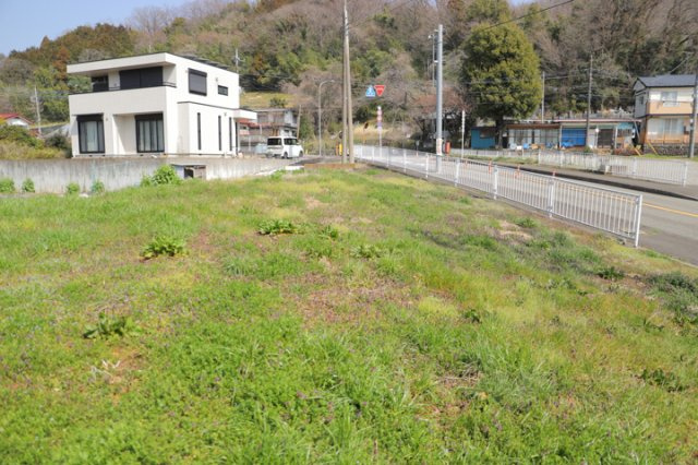 【外観】 | 人が暮らすうえで日光は大切な要素となります。日当たりの良さは譲れないポイントですね。併せて近くに大きな建築物の建築予定がないか、あるいはそれが可能な土地が近くにないか事前に確認することもお勧めします。
