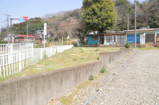 【外観】 | 家を建てる場合、方位は要チェックです。現実的に日当たりのよい家ならばリビングは南側、建築基準法でも北側に当たる家への配慮は求められています。土地を見学に行く際は、方位磁針を持って行くようにしましょう。