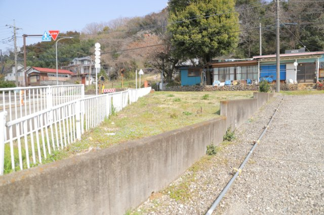 【外観】 | 土地を買う際、住む地域の自治体や福祉の補助制度にも注目してみましょう。子供や老人の医療補助やゴミ出しのルールなど、自治体によってルールに大きな違いがあるため、暮らしやすい土地で判断するとよいでしょう。