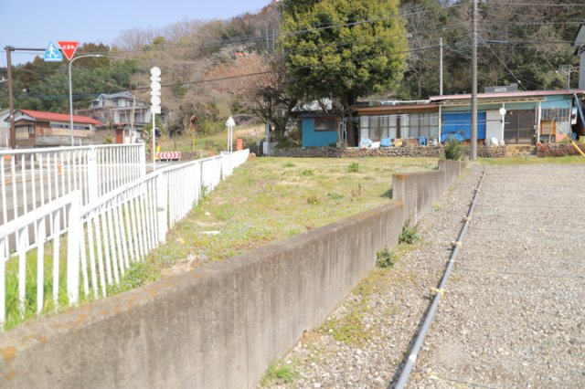 【外観】 | 土地の前の道路に消火栓が設置されていることがあります。この場合、道路交通法第45条第1項により、駐車禁止の場所が指定されています。そのため、車庫などの駐車スペースをつくることができない場合があります。