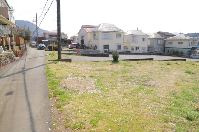 【外観】 | 現地に行くなら、物件の周囲の地形がどうなっているかを見ることも大切です。周辺より低くなっている土地では、大雨などで水が集まりやすいため、地盤が弱くなっているということも考えられるため、注意が必要です。